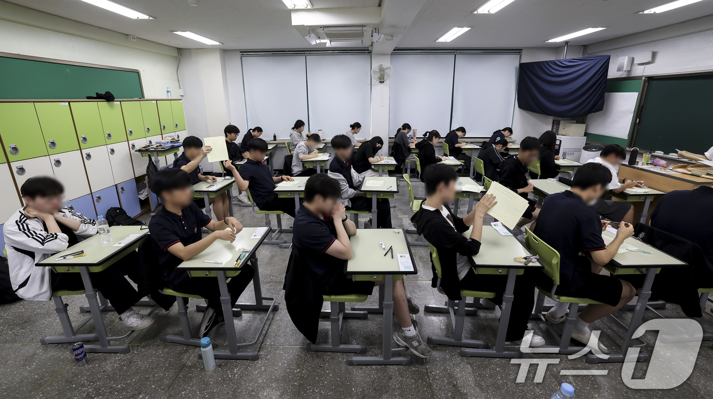 (서울=뉴스1) 사진공동취재단 = 2027학년도 대학수학능력시험 6월 모의평가가 열린 4일 오전 서울 광진구 광남고등학교에서 3학년 학생들이 시험 준비를 하고 있다. 2026.6. …