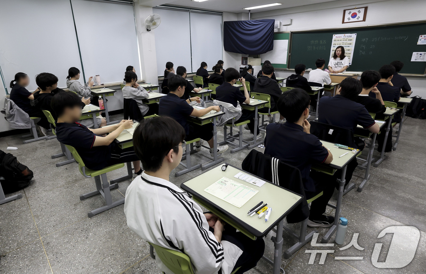 (서울=뉴스1) 사진공동취재단 = 2027학년도 대학수학능력시험 6월 모의평가가 열린 4일 오전 서울 광진구 광남고등학교에서 3학년 학생들이 시험 준비를 하고 있다. 2026.6. …