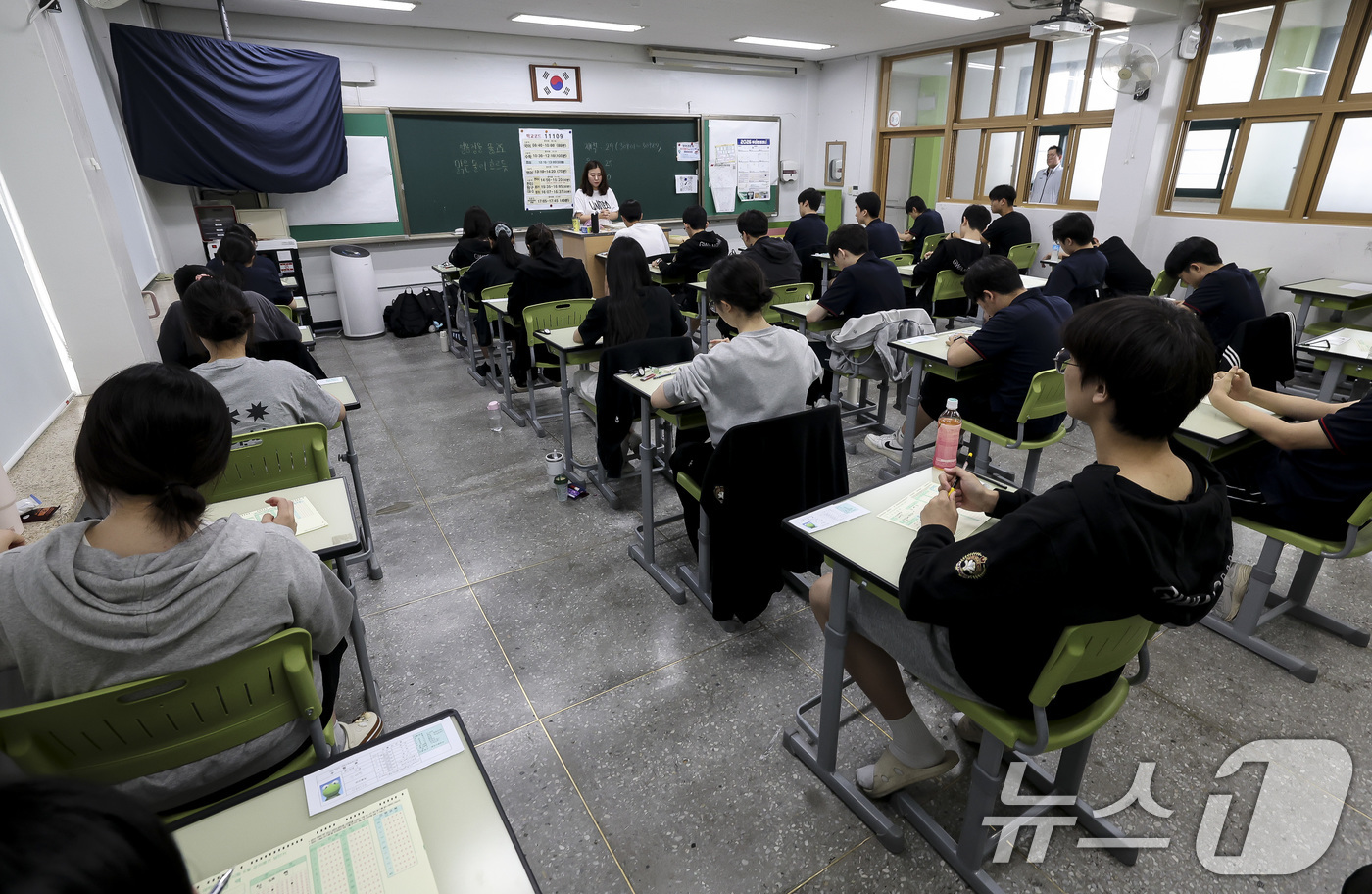 (서울=뉴스1) 사진공동취재단 = 2027학년도 대학수학능력시험 6월 모의평가가 열린 4일 오전 서울 광진구 광남고등학교에서 3학년 학생들이 시험 준비를 하고 있다. 2026.6. …