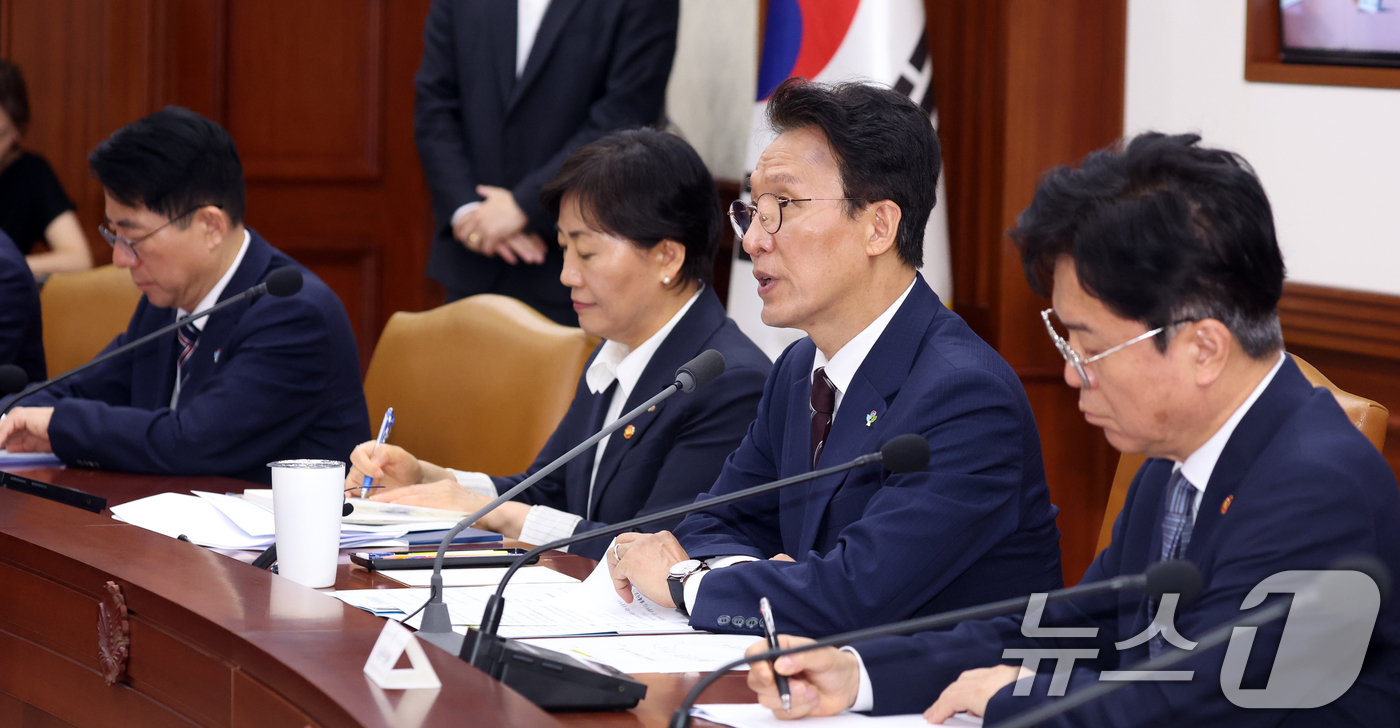 (서울=뉴스1) 김명섭 기자 = 김민석 국무총리가 4일 오전 서울 종로구 세종대로 정부서울청사에서 열린 비상경제본부회의에서 모두 발언을 하고 있다.  2026.6.4/뉴스1