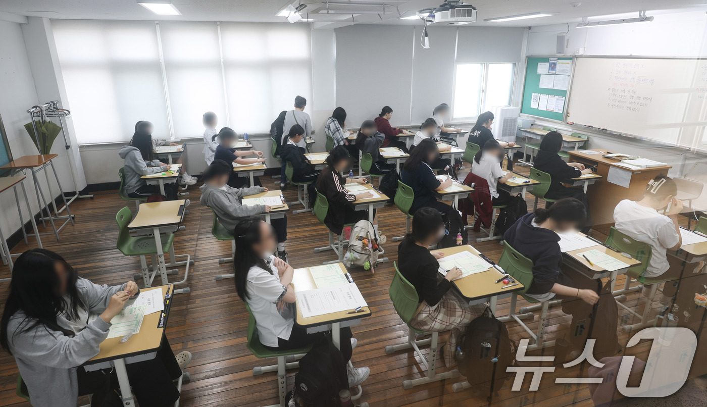 (서울=뉴스1) 사진공동취재단 = 2027학년도 대학수학능력 6월 모의평가일인 4일 오전 서울 마포구 서울여고에서 수험생들이 1교시 국어 영역 시험을 준비하고 있다. 2026.6. …