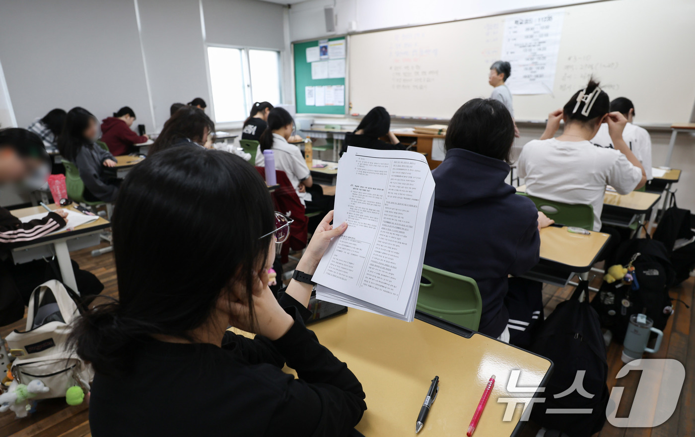 (서울=뉴스1) 사진공동취재단 = 2027학년도 대학수학능력 6월 모의평가일인 4일 오전 서울 마포구 서울여고에서 수험생들이 시험 준비를 하고 있다. 2026.6.4/뉴스1