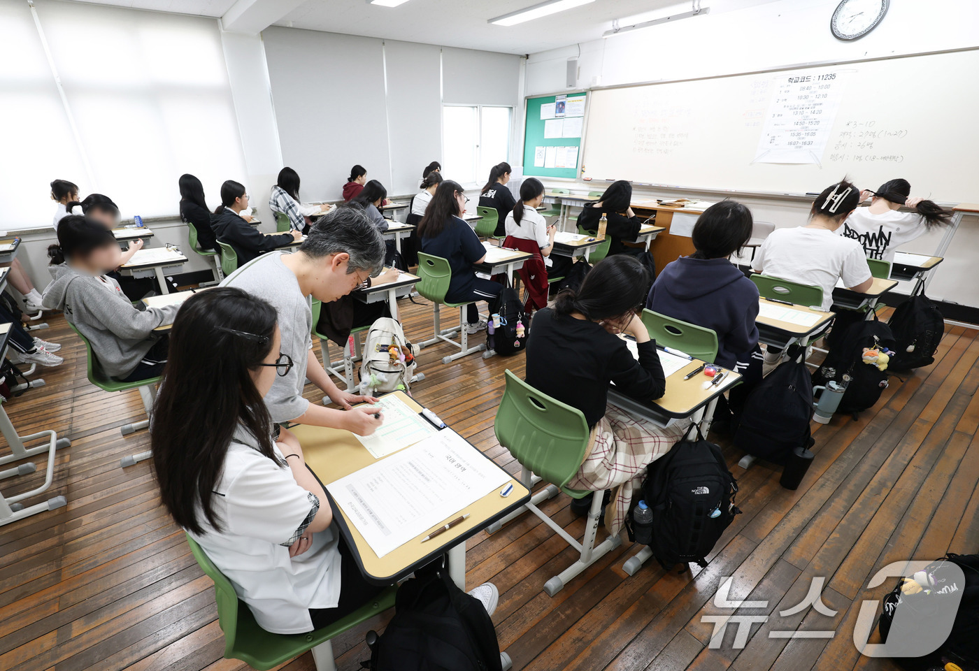 (서울=뉴스1) 사진공동취재단 = 2027학년도 대학수학능력 6월 모의평가일인 4일 오전 서울 마포구 서울여고에서 수험생들이 1교시 국어 영역 시험을 준비하고 있다. 2026.6. …