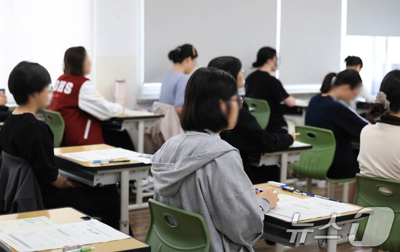 (서울=뉴스1) 사진공동취재단 = 2027학년도 대학수학능력 6월 모의평가일인 4일 오전 서울 마포구 서울여고에서 수험생들이 1교시 국어 영역 시험을 준비하고 있다. 2026.6. …