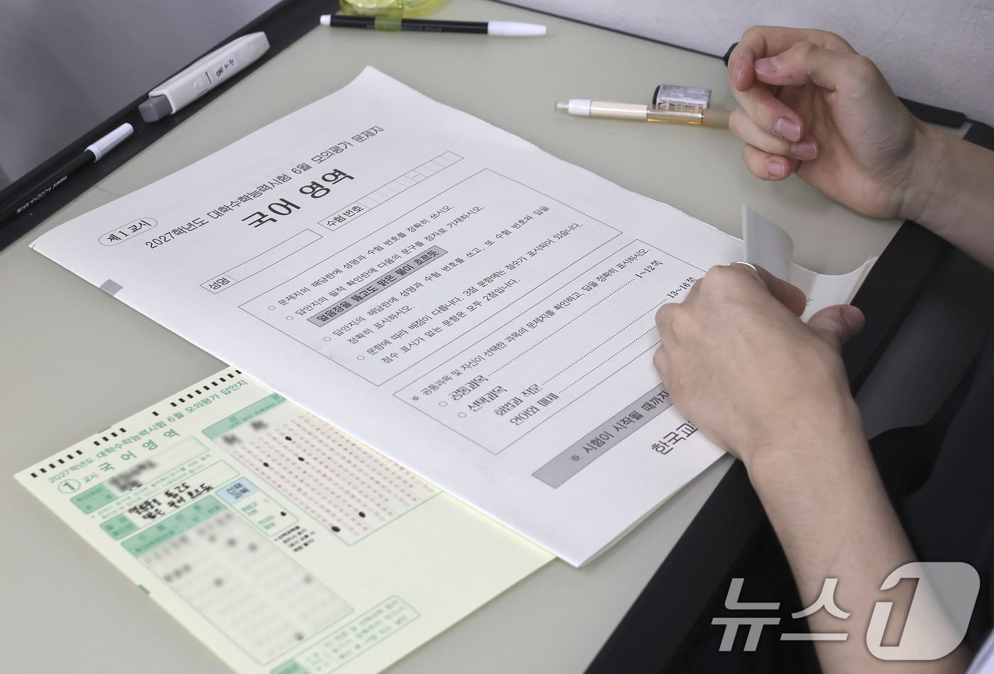 (서울=뉴스1) 사진공동취재단 = 2027학년도 대학수학능력시험 6월 모의평가 시행일인 4일 오전 송파구 잠신고등학교에서  학생들이 시험 준비를 하고 있다. 2026.6.4/뉴스1 …