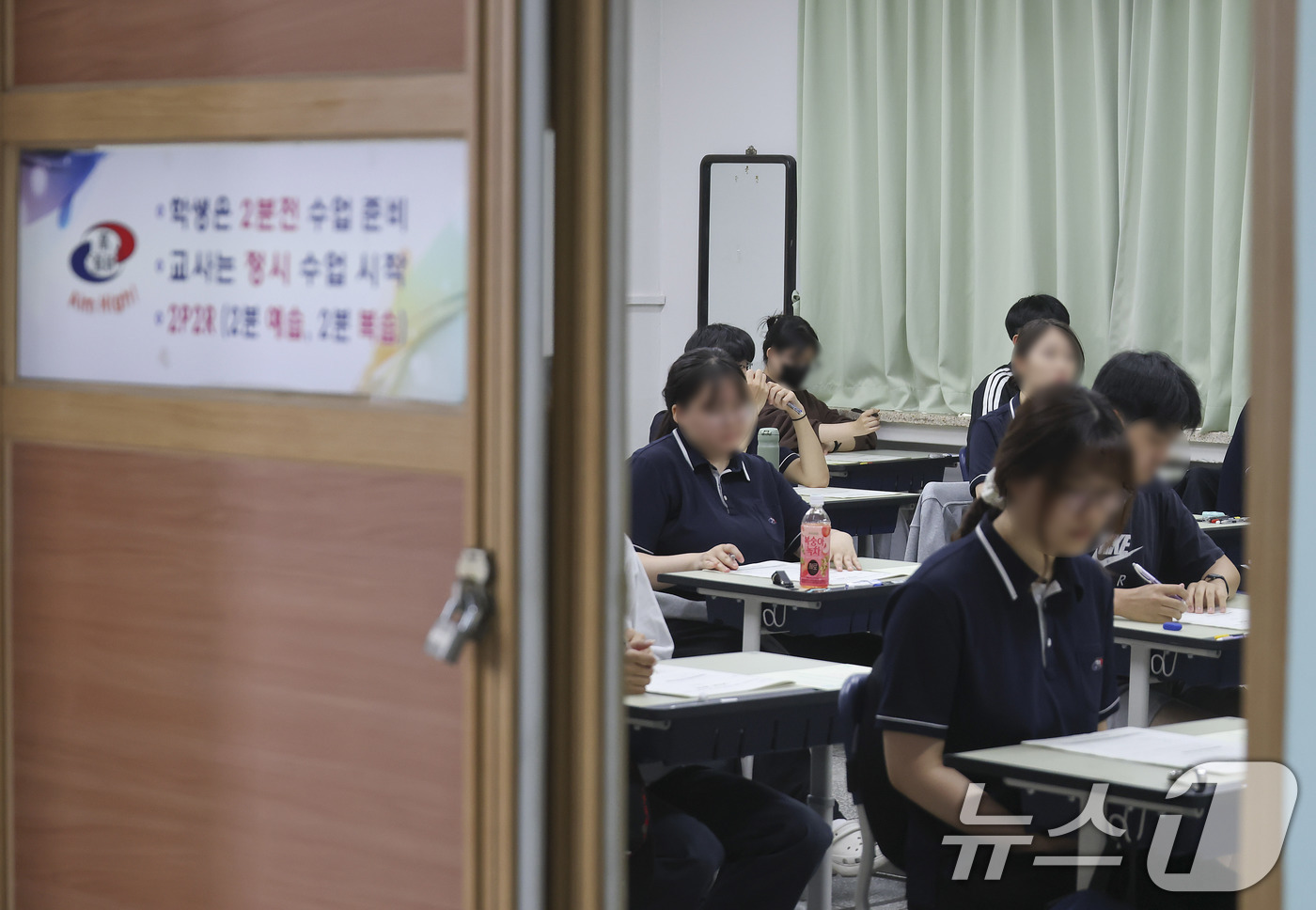 (서울=뉴스1) 사진공동취재단 = 2027학년도 대학수학능력시험 6월 모의평가 시행일인 4일 오전 송파구 잠신고등학교에서  학생들이 시험 준비를 하고 있다. 2026.6.4/뉴스1 …