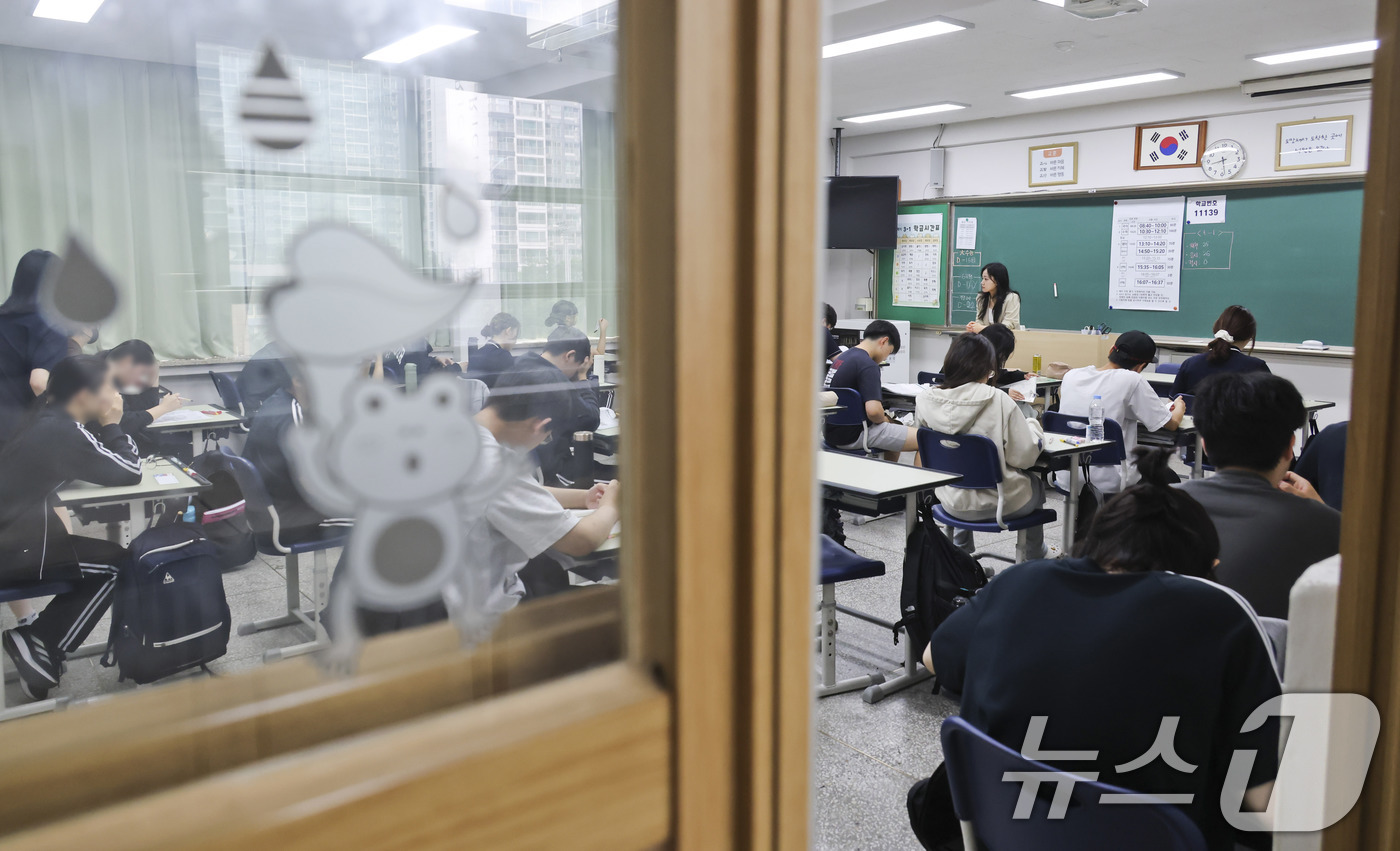 (서울=뉴스1) 사진공동취재단 = 2027학년도 대학수학능력시험 6월 모의평가 시행일인 4일 오전 송파구 잠신고등학교에서  학생들이 시험 준비를 하고 있다. 2026.6.4/뉴스1 …
