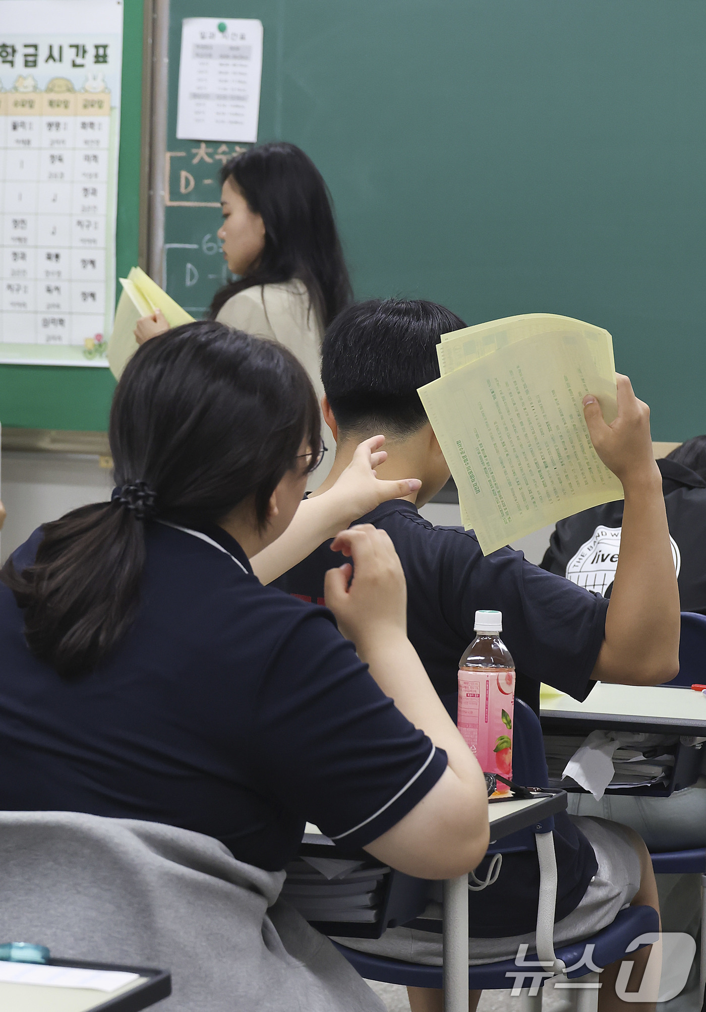 (서울=뉴스1) 사진공동취재단 = 2027학년도 대학수학능력시험 6월 모의평가 시행일인 4일 오전 송파구 잠신고등학교에서  학생들이 시험 준비를 하고 있다. 2026.6.4/뉴스1 …