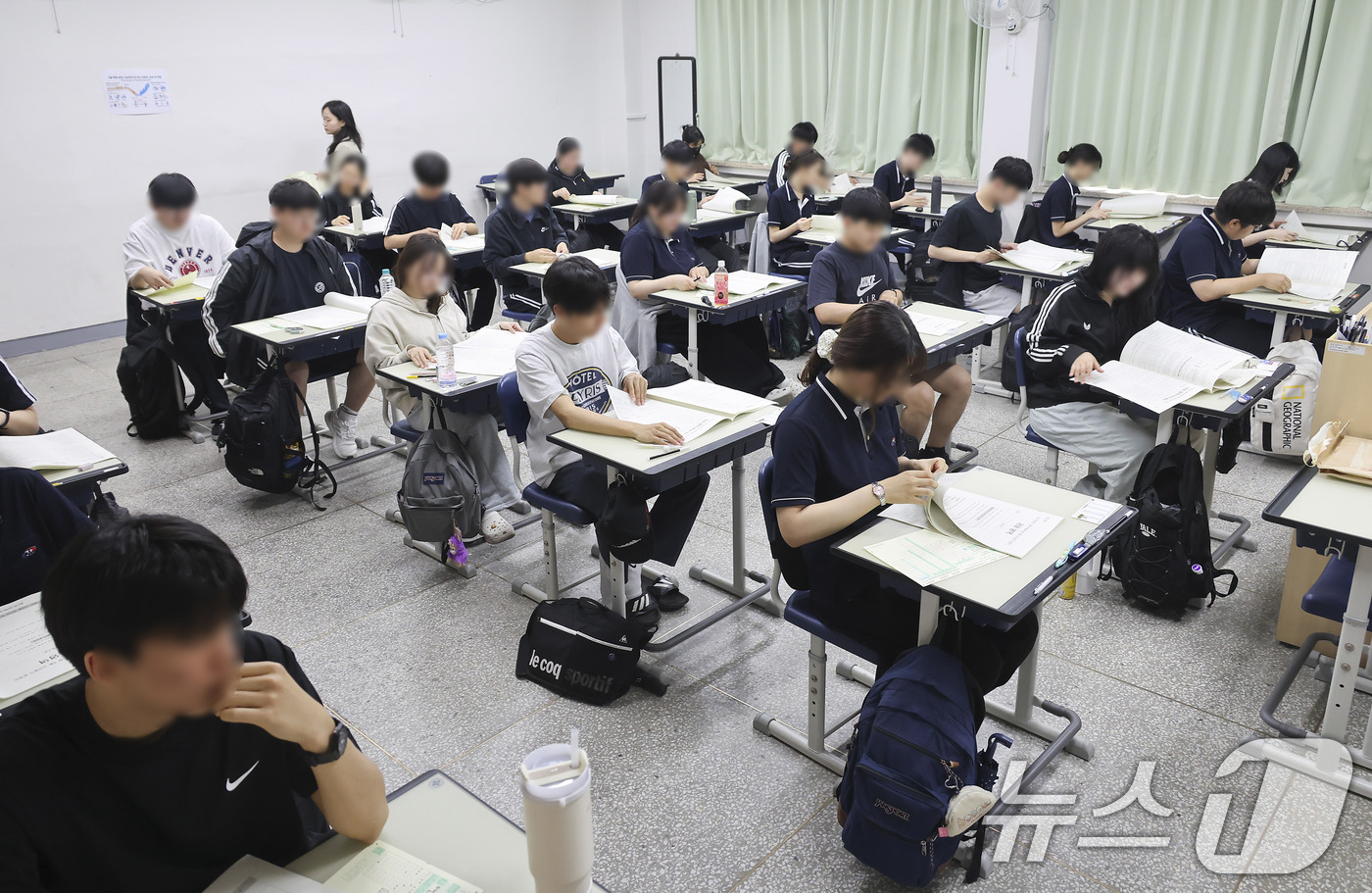 (서울=뉴스1) 사진공동취재단 = 2027학년도 대학수학능력시험 6월 모의평가 시행일인 4일 오전 송파구 잠신고등학교에서  학생들이 시험 준비를 하고 있다. 2026.6.4/뉴스1 …