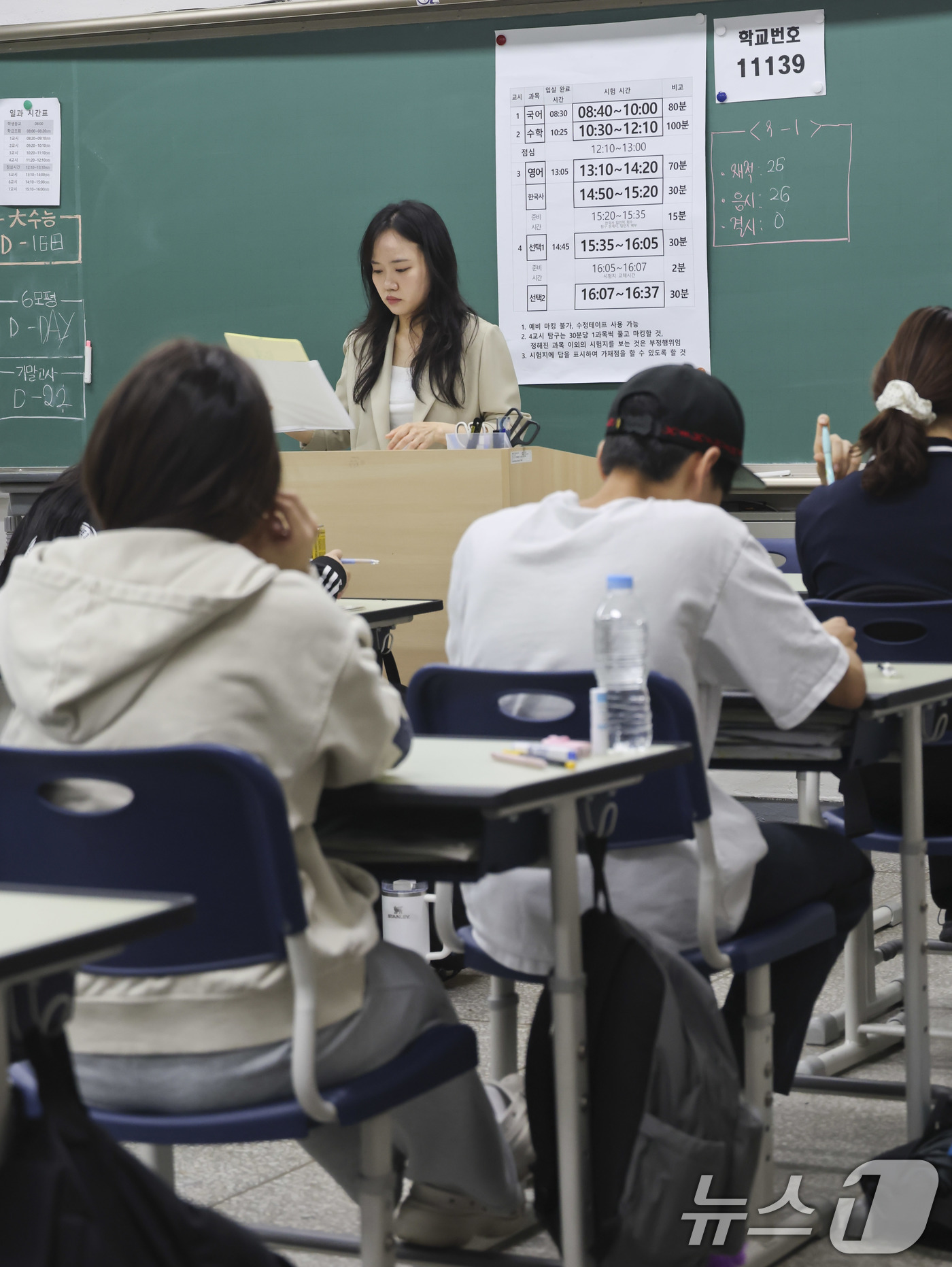 (서울=뉴스1) 사진공동취재단 = 2027학년도 대학수학능력시험 6월 모의평가 시행일인 4일 오전 송파구 잠신고등학교에서  학생들이 시험 준비를 하고 있다. 2026.6.4/뉴스1 …