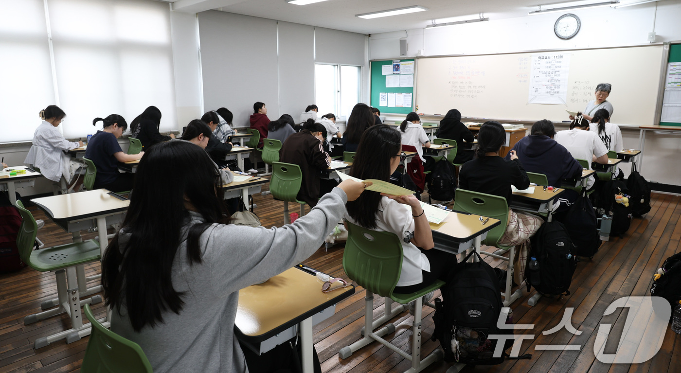 (서울=뉴스1) 사진공동취재단 = 2027학년도 대학수학능력 6월 모의평가일인 4일 오전 서울 마포구 서울여고에서 수험생들이 1교시 국어 영역 시험을 앞두고 OMR 카드를 받고 있 …