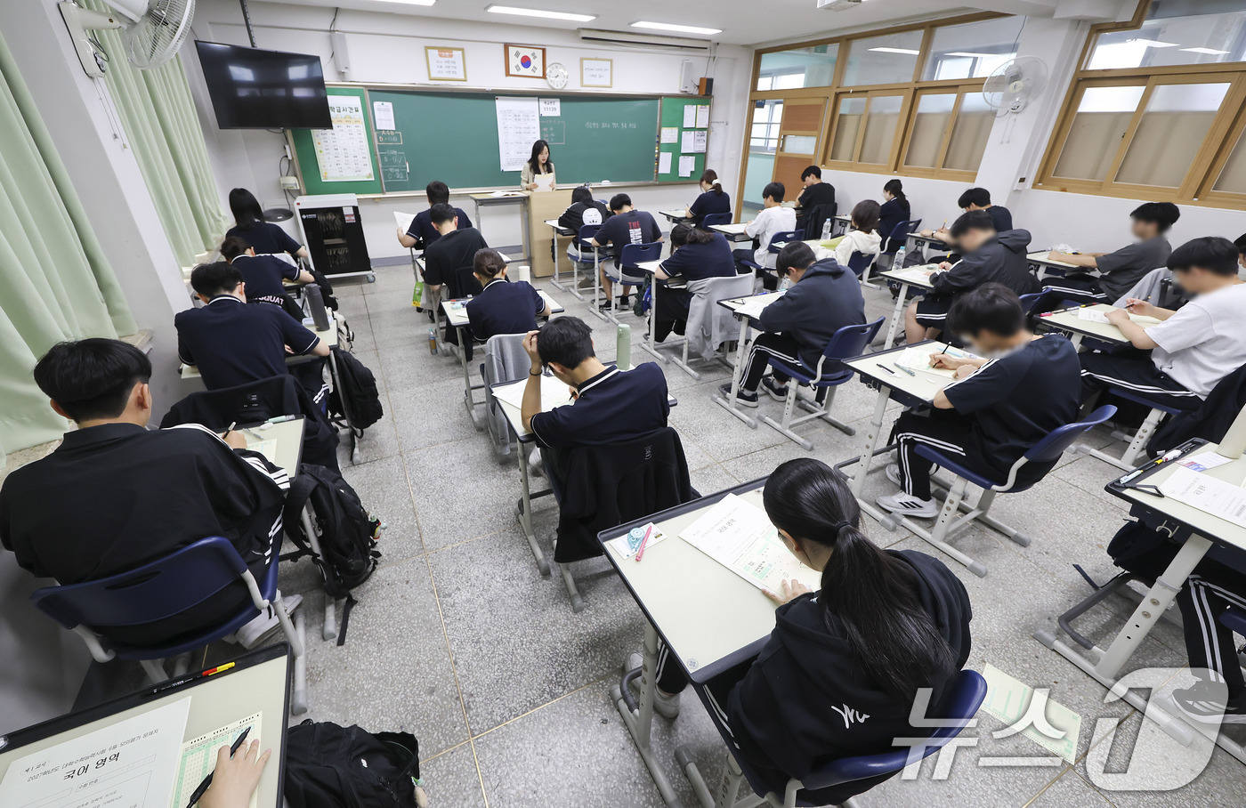 (서울=뉴스1) 사진공동취재단 = 2027학년도 대학수학능력시험 6월 모의평가 시행일인 4일 오전 송파구 잠신고등학교에서  학생들이 시험 준비를 하고 있다. 2026.6.4/뉴스1 …