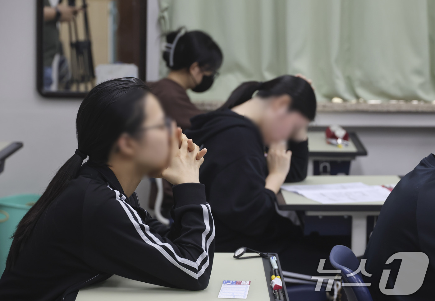 (서울=뉴스1) 사진공동취재단 = 2027학년도 대학수학능력시험 6월 모의평가 시행일인 4일 오전 송파구 잠신고등학교에서  학생들이 시험 준비를 하고 있다. 2026.6.4/뉴스1 …