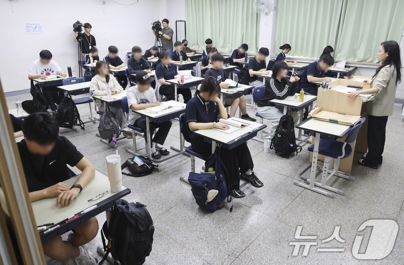 (서울=뉴스1) 사진공동취재단 = 2027학년도 대학수학능력시험 6월 모의평가 시행일인 4일 오전 송파구 잠신고등학교에서  학생들이 시험 준비를 하고 있다. 2026.6.4/뉴스1 …