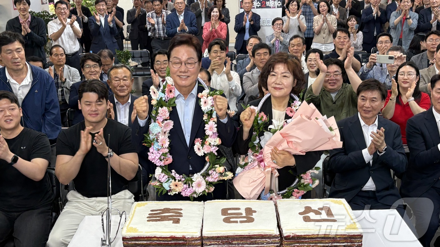 (창원=뉴스1) 강정태 기자 = 박완수 국민의힘 경남지사 후보가 4일 경남 창원시 성산구 자신의 선거사무소에서 제9회 전국동시지방선거 당선이 확실시 되자 배우자와 환호하고 있다. …