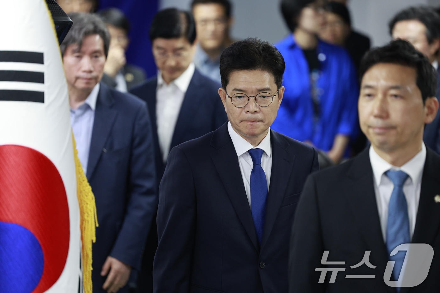 (서울=뉴스1) 안은나 기자 = 정원오 더불어민주당 서울시장 후보가 4일  오전 서울 중구 세종대로 캠프에서 제9회 전국동시지방선거 관련 입장을 밝히기 위해 입장하고 있다. 202 …