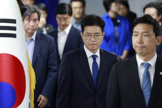선거 사무실 들어서는 정원오