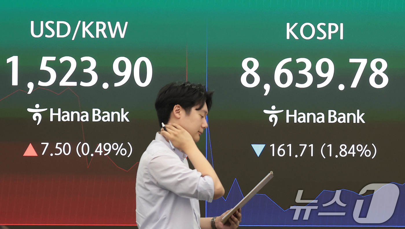 (서울=뉴스1) 권현진 기자 = 4일 오전 서울 중구 하나은행 본점 딜링룸 전광판에 코스피와 원·달러 환욜이 표시되고 있다. 이날 환율은 미국과 이란의 군사적 충돌 재개에 강달러 …