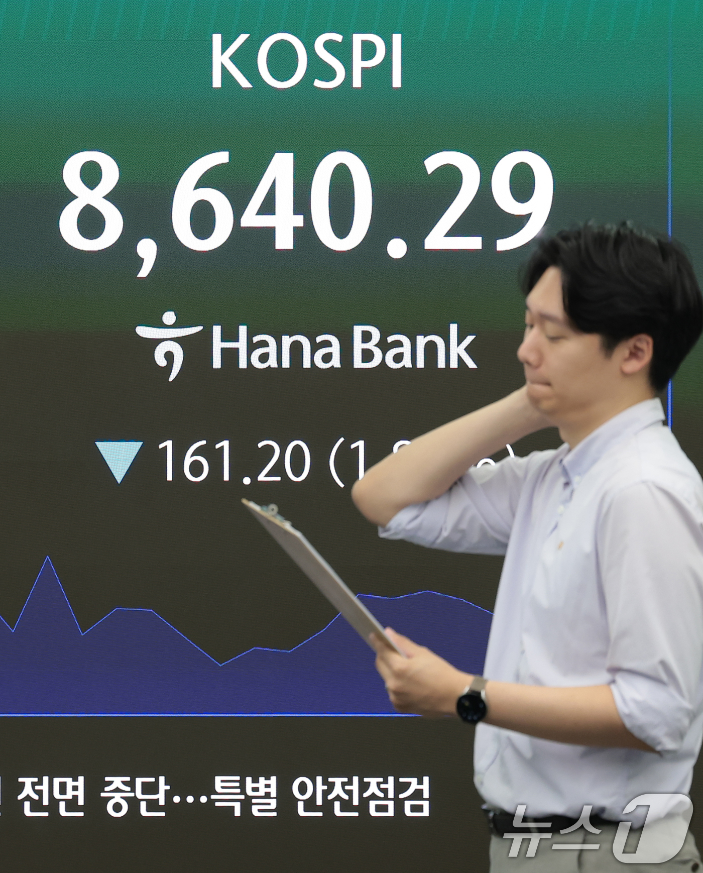 (서울=뉴스1) 권현진 기자 = 4일 오전 서울 중구 하나은행 본점 딜링룸 전광판에 코스피가 표시되고 있다. 이날 환율은 미국과 이란의 군사적 충돌 재개에 강달러 기조가 강해지며 …