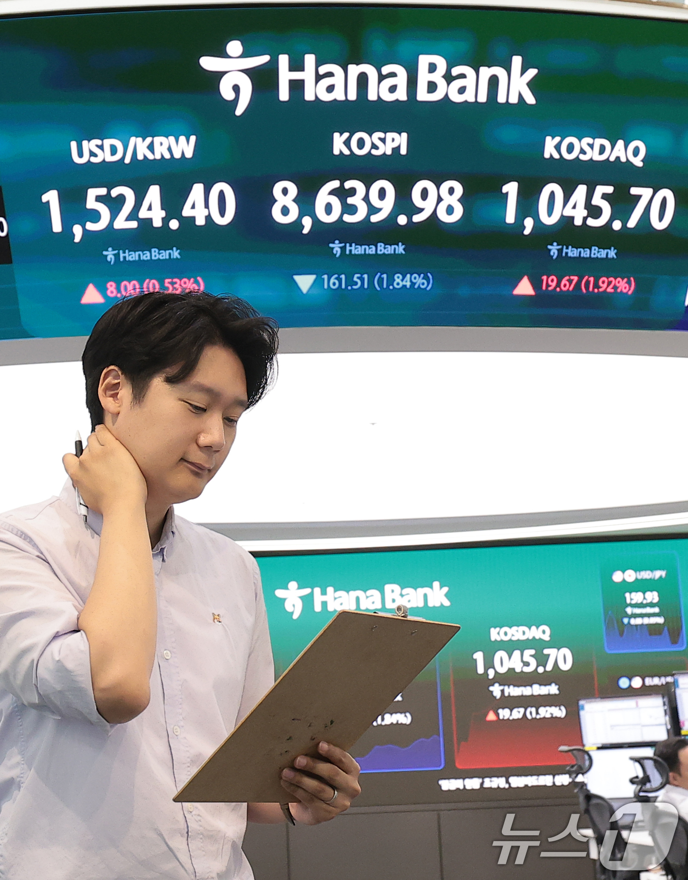 (서울=뉴스1) 권현진 기자 = 4일 오전 서울 중구 하나은행 본점 딜링룸 전광판에 코스피와 코스닥, 원·달러 환욜이 표시되고 있다. 이날 환율은 미국과 이란의 군사적 충돌 재개에 …