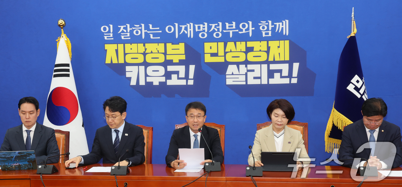 (서울=뉴스1) 황기선 기자 = 한병도 더불어민주당 원내대표가 4일 오전 서울 여의도 국회에서 열린 정책조정회의에서 모두발언을 하고 있다. 2026.6.4/뉴스1