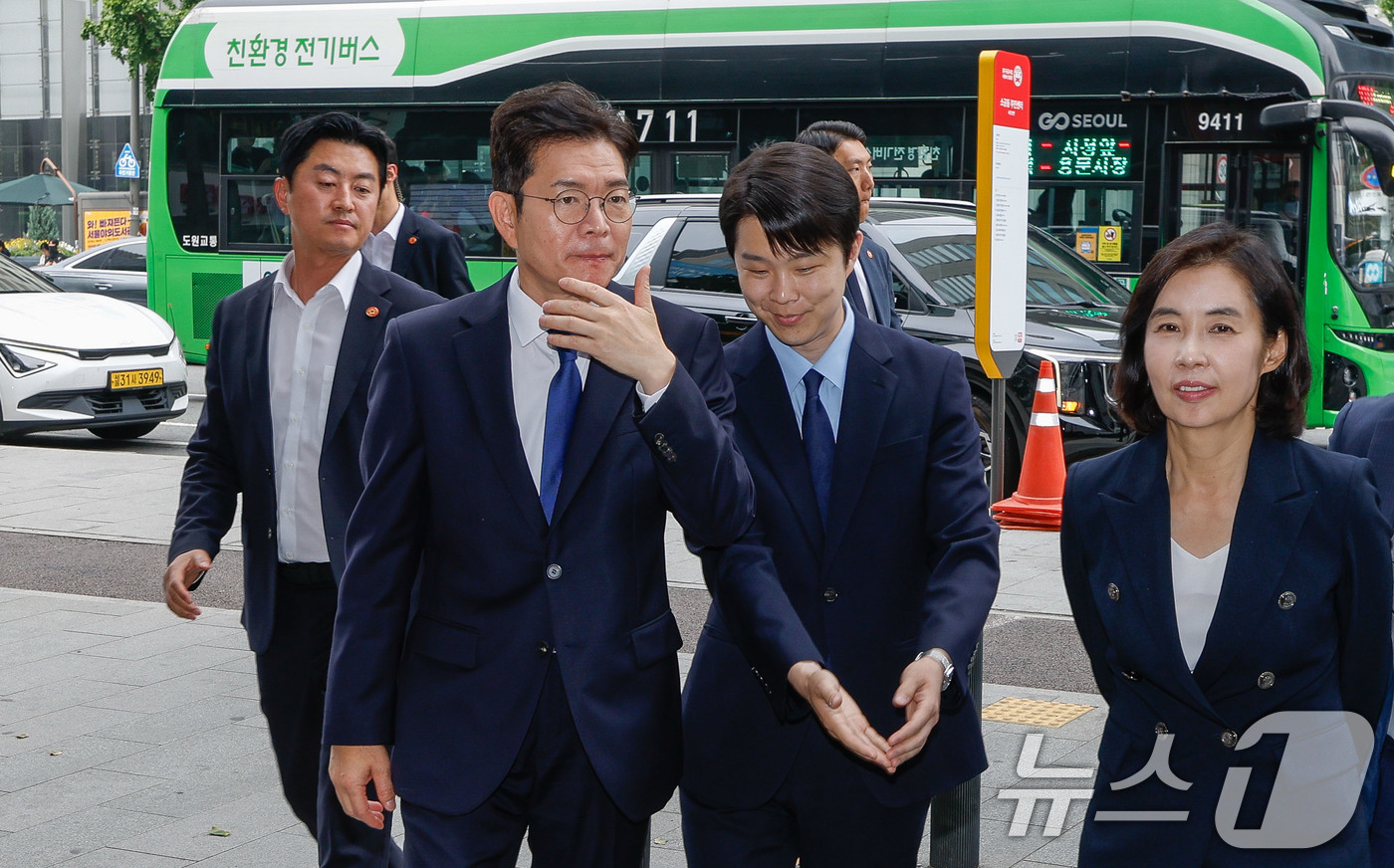 (서울=뉴스1) 안은나 기자 = 정원오 더불어민주당 서울시장 후보가 4일  제9회 전국동시지방선거 관련 입장을 밝히기 위해 서울 중구 선거캠프에 도착하고 있다. (공동취재) 202 …