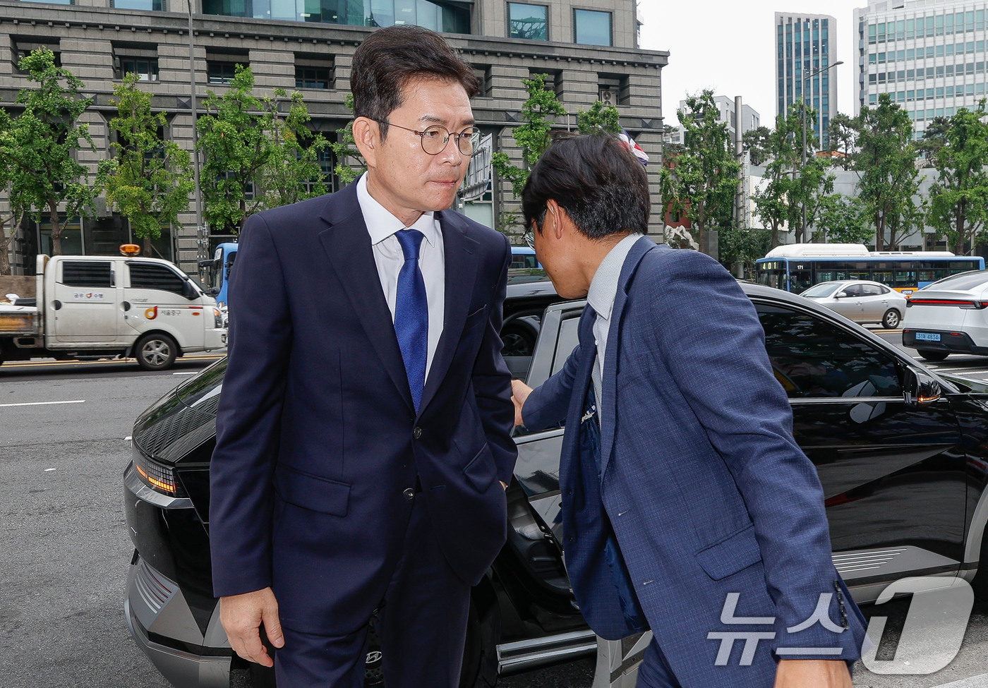 (서울=뉴스1) 안은나 기자 = 정원오 더불어민주당 서울시장 후보가 4일 서울 중구 선거캠프에서 입장발표를 위해 도착하고 있다.(공동취재) 2026.6.4/뉴스1