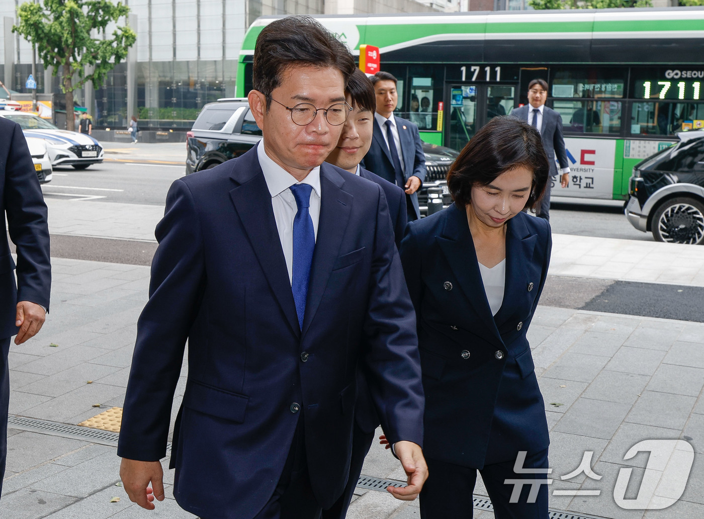 (서울=뉴스1) 안은나 기자 = 정원오 더불어민주당 서울시장 후보가 4일 서울 중구 선거캠프에서 입장발표를 위해 도착하고 있다. (공동취재) 2026.6.4/뉴스1