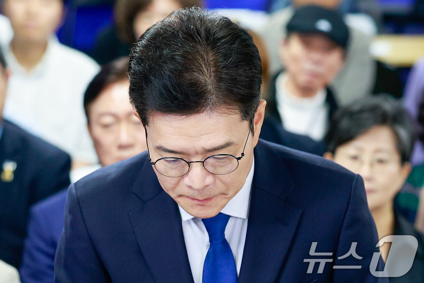 (서울=뉴스1) 안은나 기자 = 정원오 더불어민주당 서울시장 후보가 4일  오전 서울 중구 세종대로 캠프에서 제9회 전국동시지방선거 개표 상황과 관련 승복 입장을 밝히기 앞서 인사 …