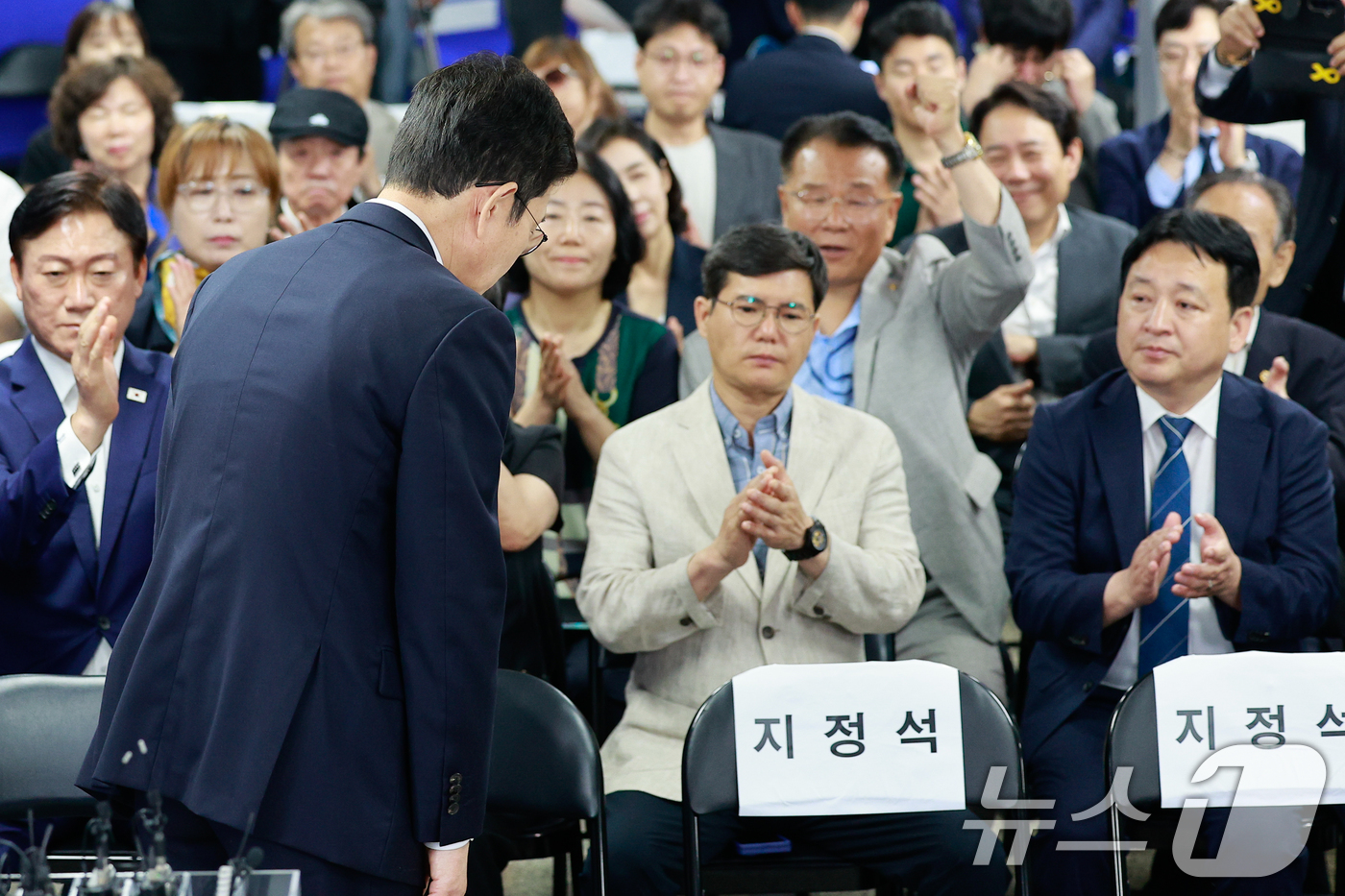 (서울=뉴스1) 안은나 기자 = 정원오 더불어민주당 서울시장 후보가 4일  오전 서울 중구 세종대로 캠프에서 제9회 전국동시지방선거 개표 상황과 관련 승복 입장을 밝힌 뒤 인사하고 …