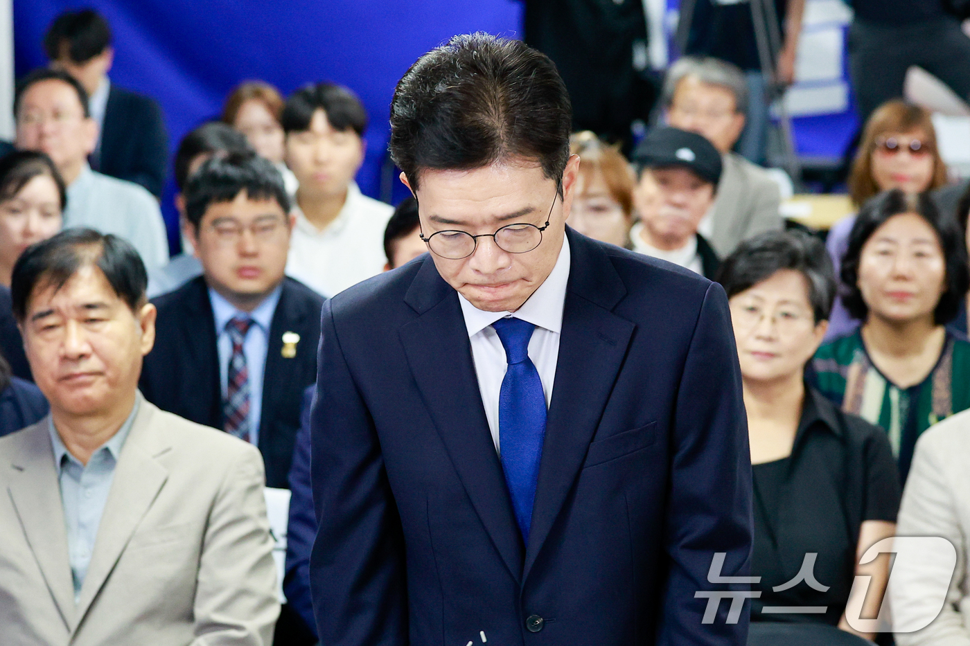 (서울=뉴스1) 안은나 기자 = 정원오 더불어민주당 서울시장 후보가 4일  오전 서울 중구 세종대로 캠프에서 제9회 전국동시지방선거 개표 상황과 관련 승복 입장을 밝힌 뒤 인사하고 …