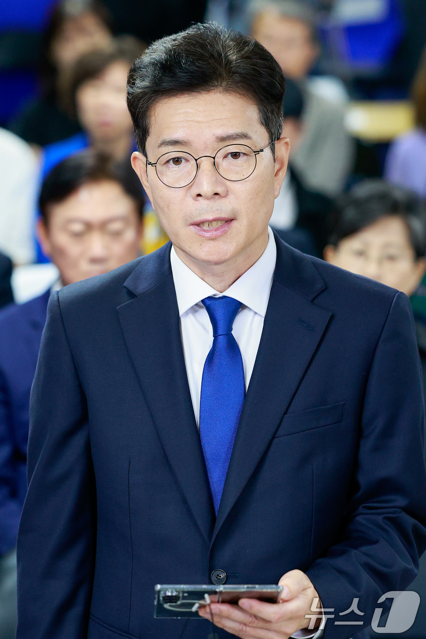(서울=뉴스1) 안은나 기자 = 정원오 더불어민주당 서울시장 후보가 4일  오전 서울 중구 세종대로 캠프에서 제9회 전국동시지방선거 개표 상황과 관련 승복 입장을 밝히고 있다. 2 …