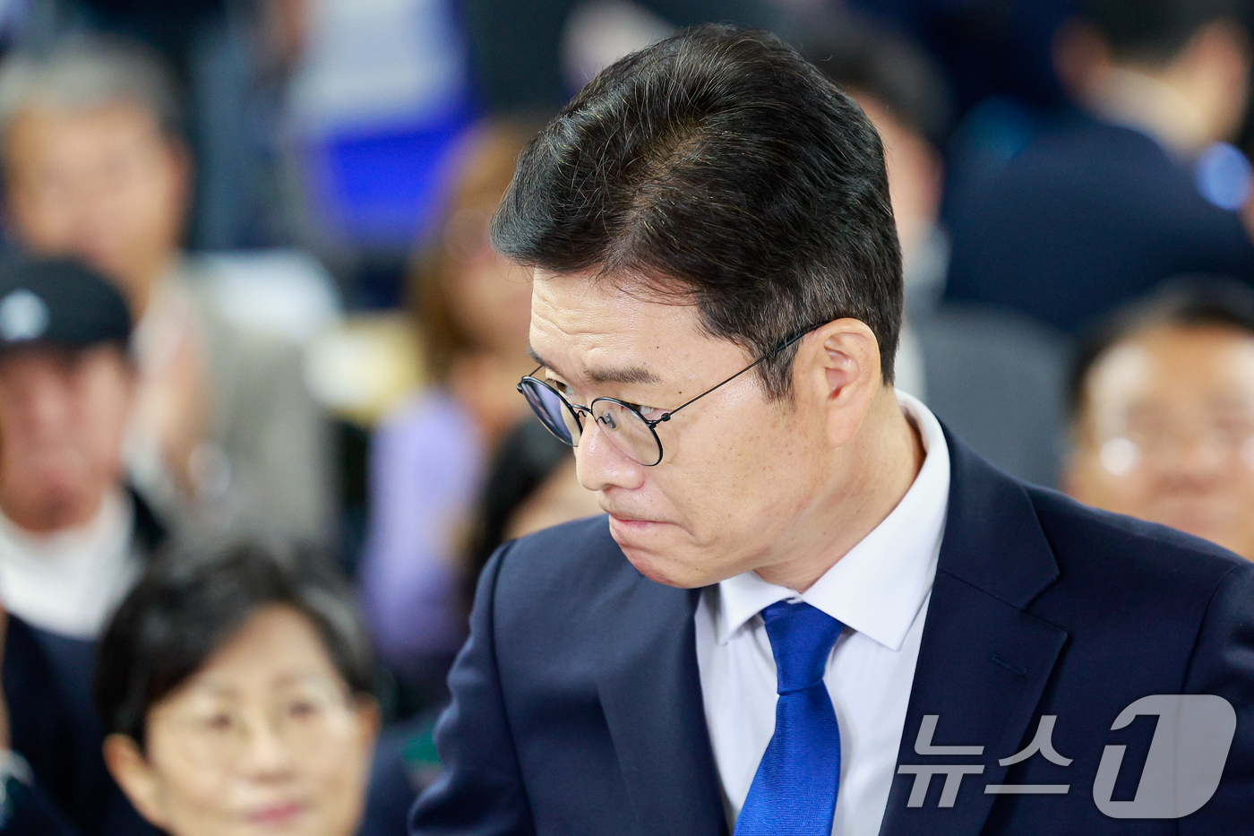 (서울=뉴스1) 안은나 기자 = 정원오 더불어민주당 서울시장 후보가 4일  오전 서울 중구 세종대로 캠프에서 제9회 전국동시지방선거 개표 상황과 관련 승복 입장을 밝힌 뒤 사무실을 …