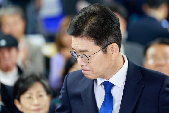 '패배 승복' 굳은 표정의 정원오 후보