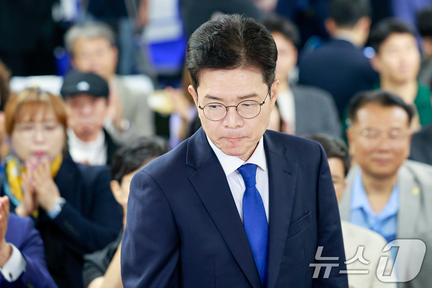 (서울=뉴스1) 안은나 기자 = 정원오 더불어민주당 서울시장 후보가 4일  오전 서울 중구 세종대로 캠프에서 제9회 전국동시지방선거 개표 상황과 관련 승복 입장을 밝힌 뒤 사무실을 …