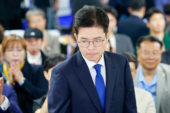 착잡한 표정으로 캠프 나서는 정원오 후보