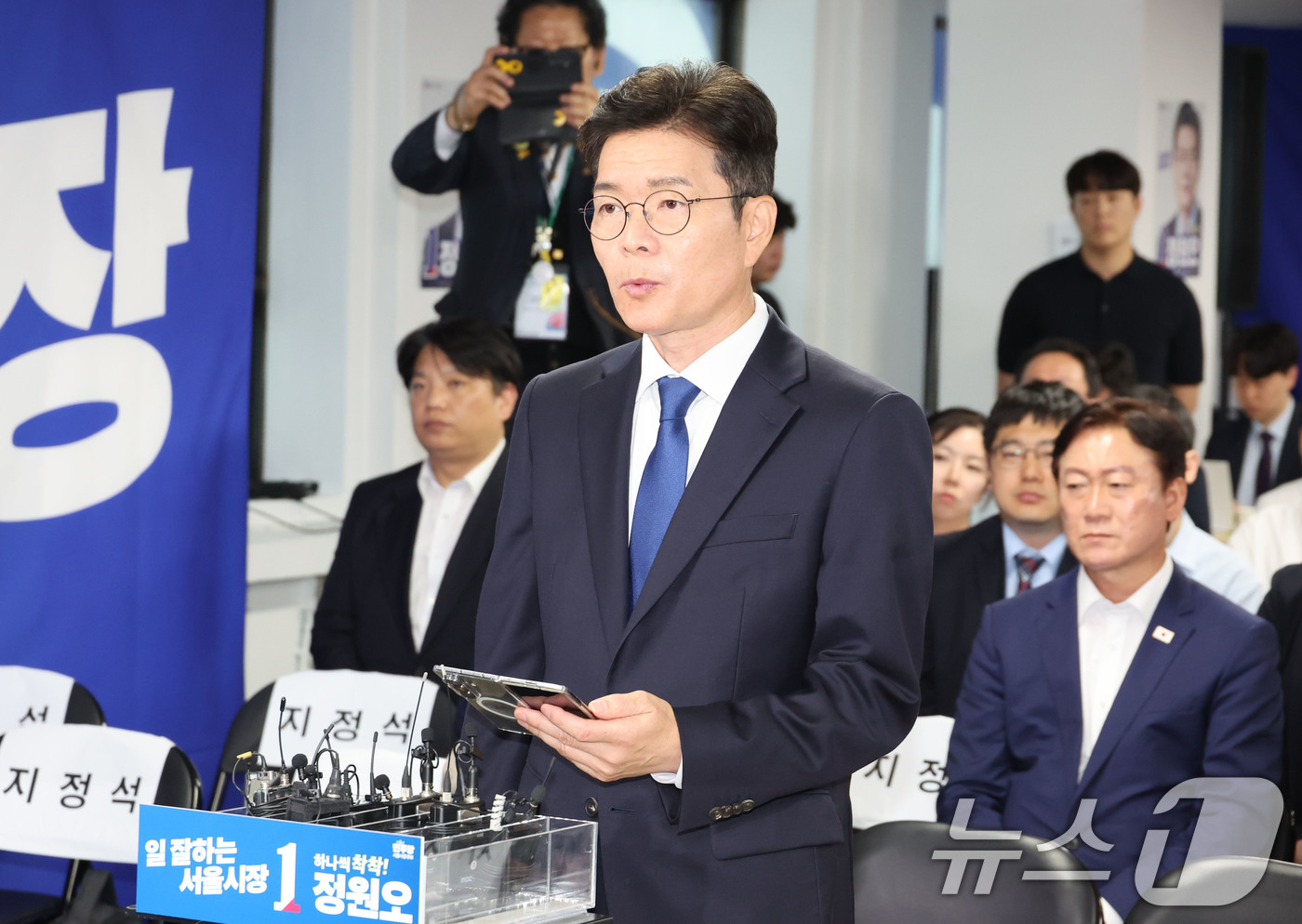 (서울=뉴스1) 안은나 기자 = 정원오 더불어민주당 서울시장 후보가 4일 오전 서울 중구 세종대로 캠프에서 제9회 전국동시지방선거 관련 입장을 밝히고 있다. (공동취재) 2026. …