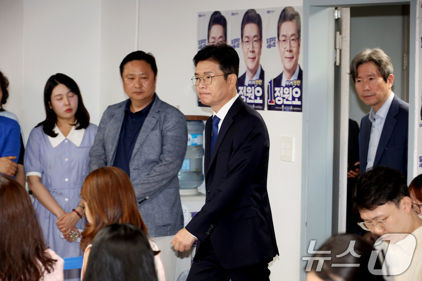 (서울=뉴스1) 안은나 기자 = 정원오 더불어민주당 서울시장 후보가 4일 오전 서울 중구 세종대로 캠프에서 제9회 전국동시지방선거 관련 입장을 밝히기 위해 입장하고 있다. (공동취 …