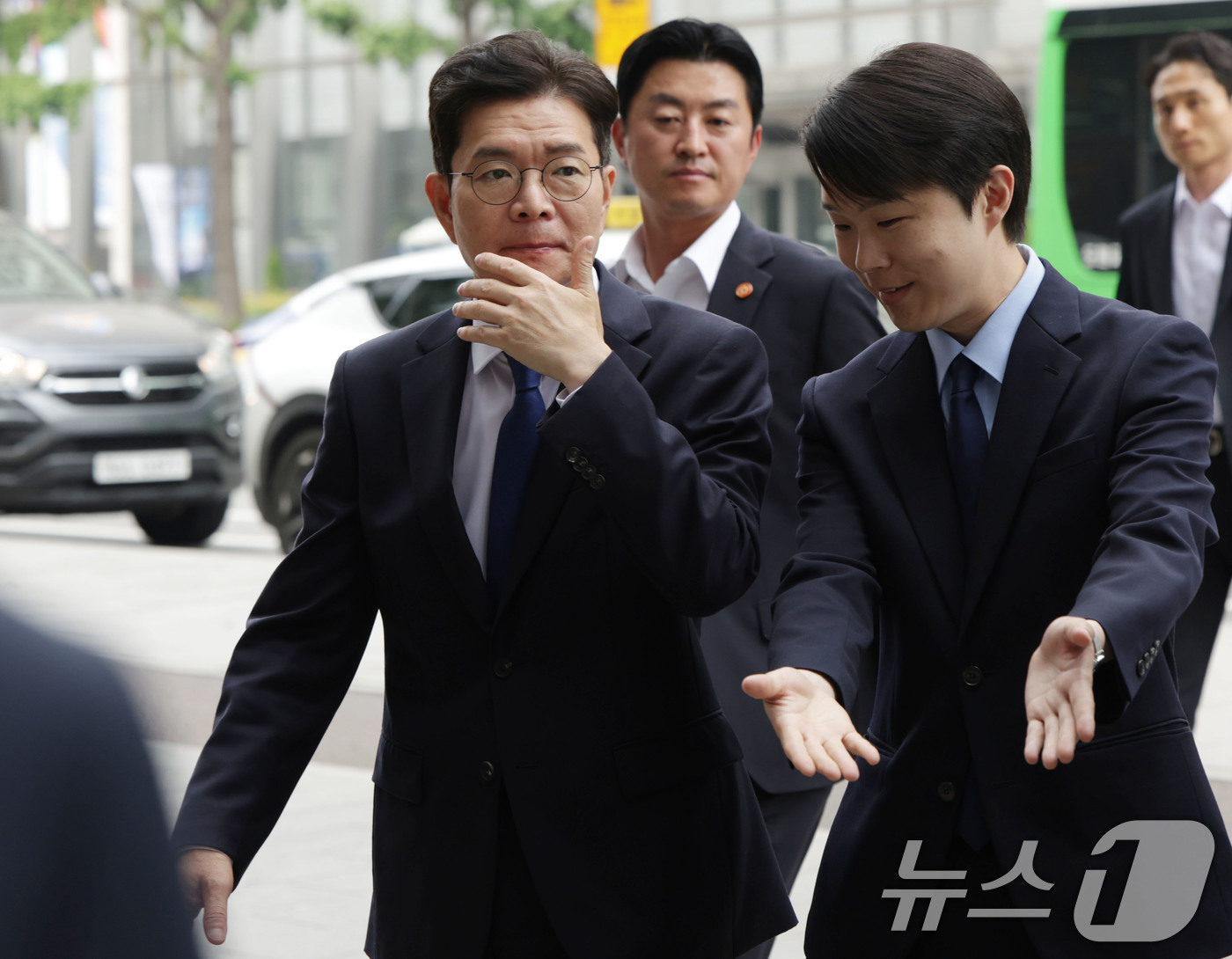 (서울=뉴스1) 안은나 기자 = 정원오 더불어민주당 서울시장 후보가 4일 서울 중구 선거캠프에서 제9회 전국동시지방선거 관련 입장 발표를 하기 위해 이동하고 있다. (공동취재) 2 …