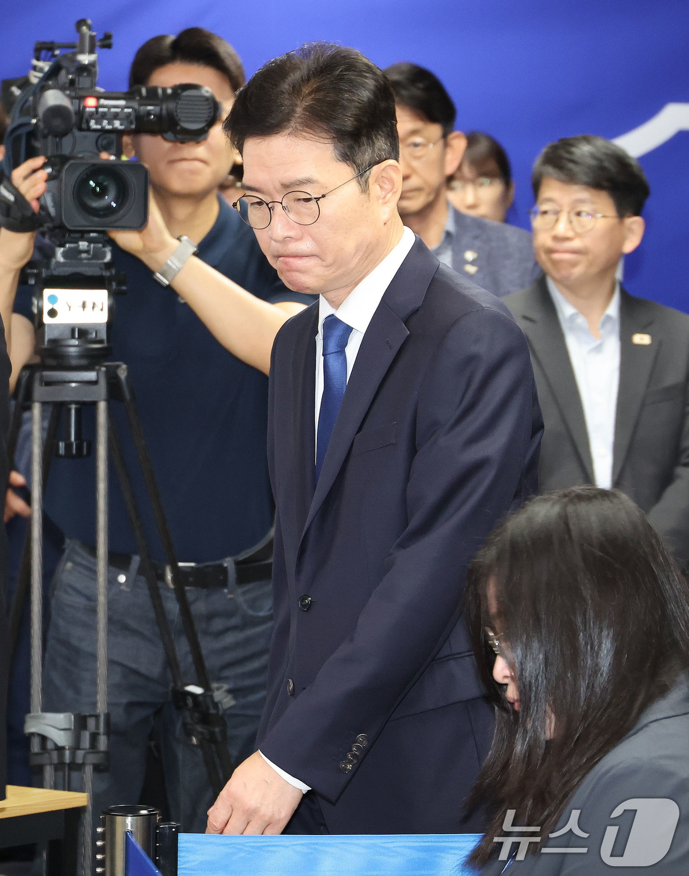 (서울=뉴스1) 안은나 기자 = 정원오 더불어민주당 서울시장 후보가 4일 오전 서울 중구 세종대로 캠프에서 제9회 전국동시지방선거 관련 입장을 밝히기 위해 입장하고 있다. (공동취 …