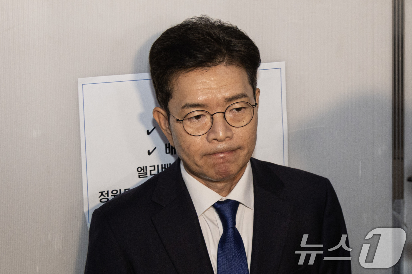 (서울=뉴스1) 안은나 기자 = 정원오 더불어민주당 서울시장 후보가 4일 서울 중구에 마련된 선거사무소에서 낙선 인사를 마친 뒤 엘리베이터를 타고 이동하고 있다. (공동취재) 20 …