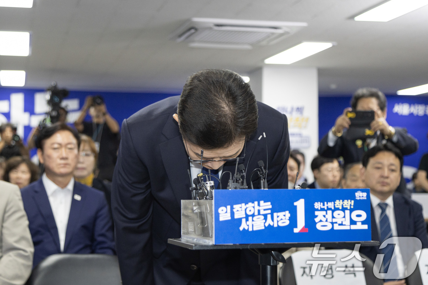 (서울=뉴스1) 안은나 기자 = 정원오 더불어민주당 서울시장 후보가 4일 서울 중구에 마련된 선거사무소에서 낙선 인사를 하고 있다. (공동취재) 2026.6.4/뉴스1 2026.6 …