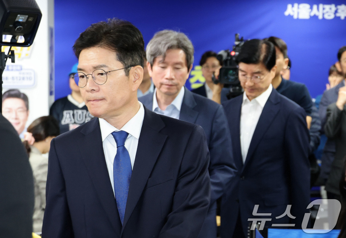 (서울=뉴스1) 안은나 기자 = 정원오 더불어민주당 서울시장 후보가 4일 오전 서울 중구 세종대로 캠프에서 제9회 전국동시지방선거 관련 입장을 밝히기 위해 입장하고 있다. (공동취 …