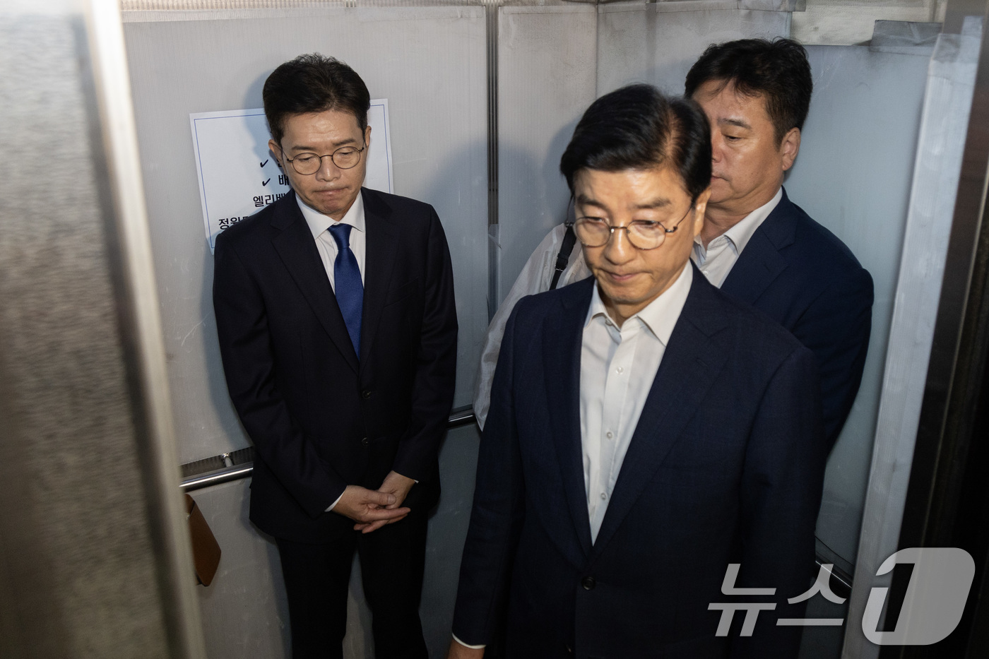 (서울=뉴스1) 안은나 기자 = 정원오 더불어민주당 서울시장 후보가 4일 서울 중구 선거캠프에서 제9회 전국동시지방선거 관련 입장 발표를 마친 후 승강기에 탑승하고 있다. (공동취 …