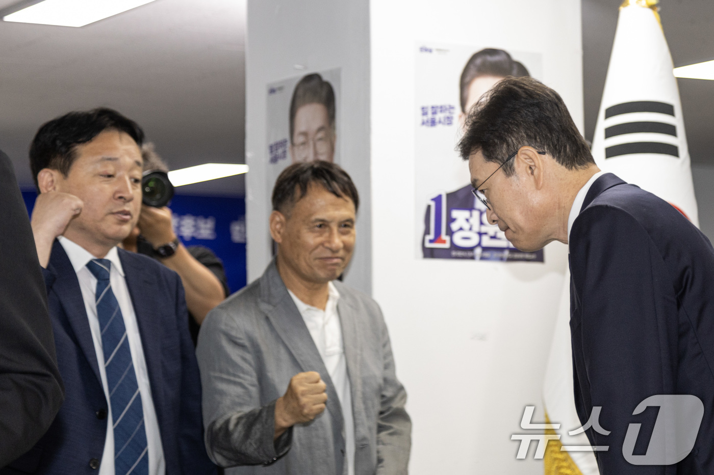(서울=뉴스1) 안은나 기자 = 정원오 더불어민주당 서울시장 후보가 4일 서울 중구에 마련된 선거사무소에서 낙선 인사를 마친 뒤 관계자들과 인사하고 있다. (공동취재) 2026.6 …