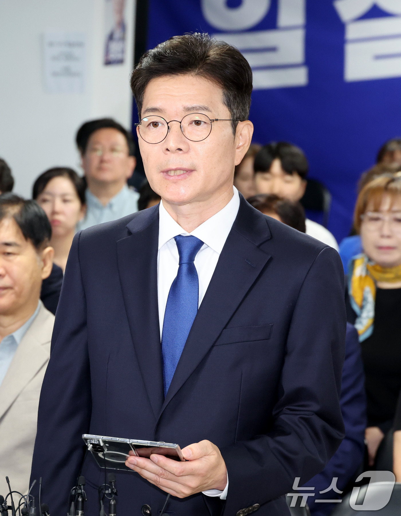 (서울=뉴스1) 안은나 기자 = 정원오 더불어민주당 서울시장 후보가 4일 오전 서울 중구 세종대로 캠프에서 제9회 전국동시지방선거 관련 입장을 밝히고 있다. (공동취재) 2026. …