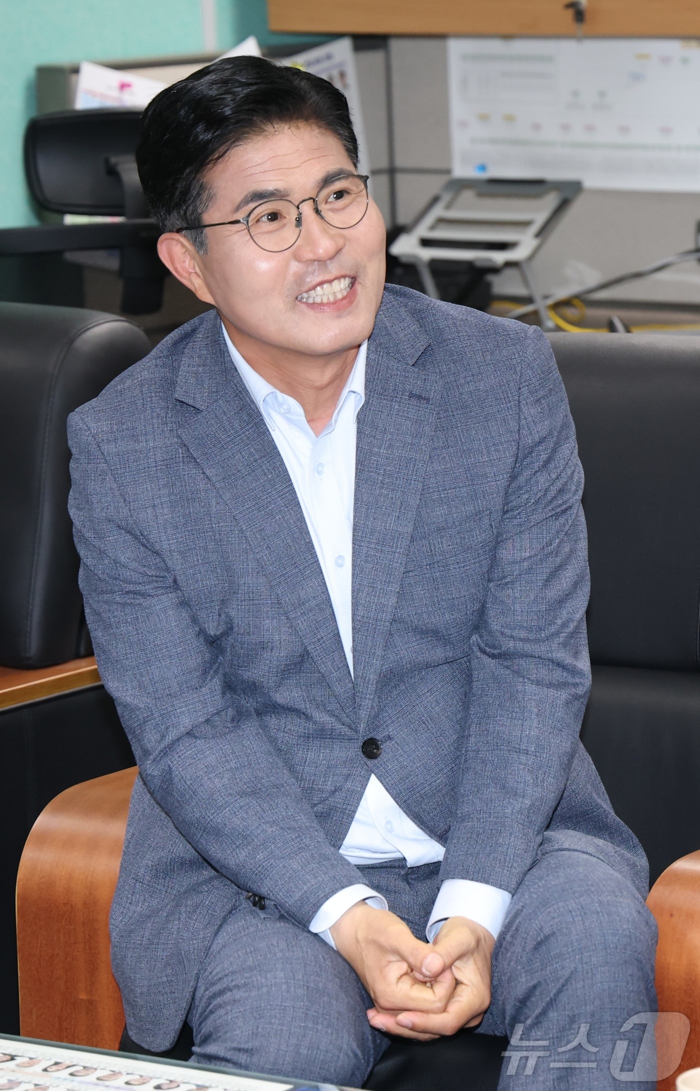 (전주=뉴스1) 유경석 기자 = 이원택 더불어민주당 전북도지사 당선인이 4일 전북 전주시 전북특별자치도의회 기자실을 방문해 간담회를 열고 질의에 답변을 하고 있다. 2026.6.4 …