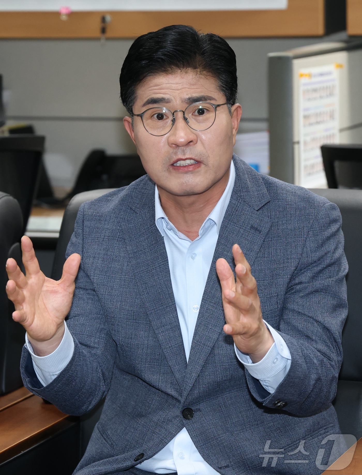 (전주=뉴스1) 유경석 기자 = 이원택 더불어민주당 전북도지사 당선인이 4일 전북 전주시 전북특별자치도의회 기자실을 방문해 간담회를 열고 질의에 답변을 하고 있다. 2026.6.4 …