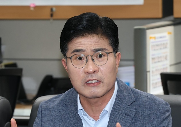 질의에 답변하는 이원택 당선인