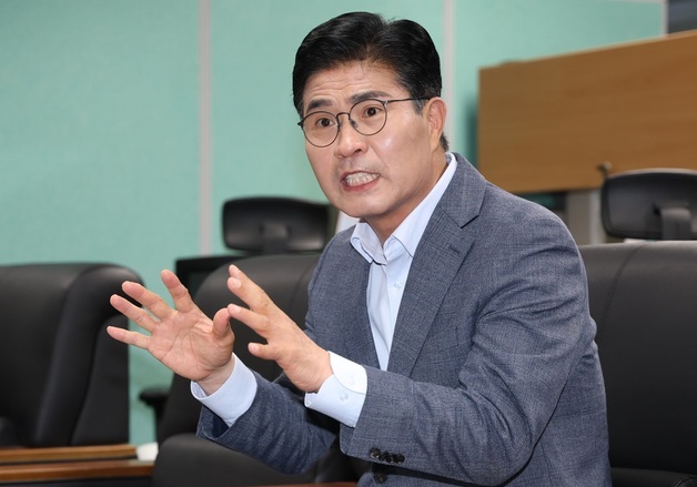 답변하는 이원택 민주당 전북도지사 당선인